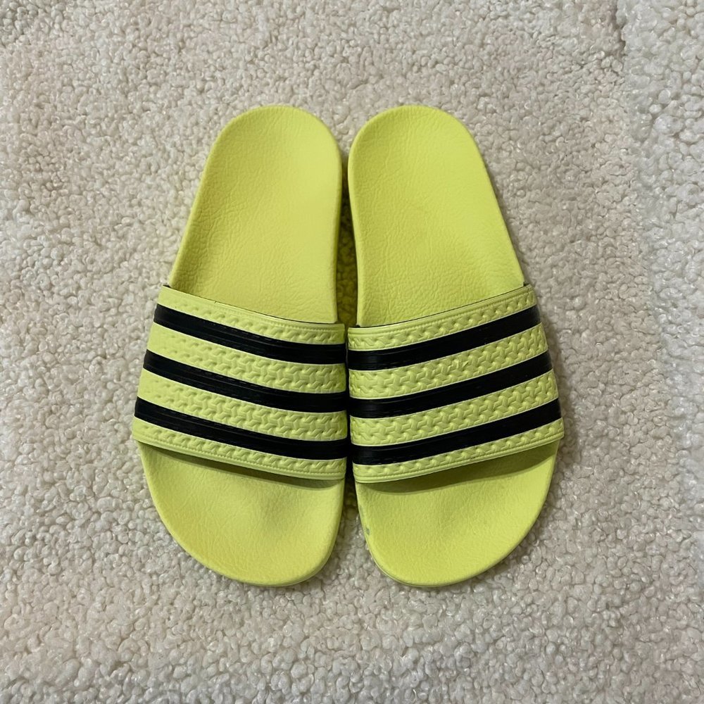 𝅺Youth Adidas Yellow Slides Size 5 Excellent Condition